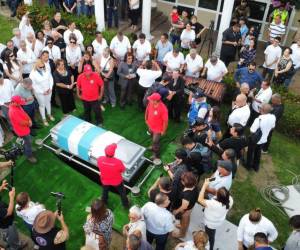 Con música de fondo, entre llanto y dolor, los restos mortales del cantautor hondureño, Moisés Canelo, fueron enterrados este domingo en el cementerio Jardines del Recuerdo de San Pedro Sula.