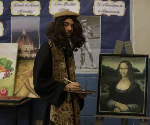 Uno de los estudiantes personificó a Leonardo da Vinci con su tradicional pintura la Mona Lisa, la que se expuso en la Cuarta Feria de Arte.