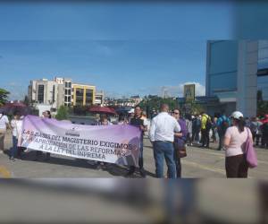 Hoy, un nuevo capítulo de estas manifestaciones se desarrolló frente a las instalaciones del Inprema, donde un grupo de docentes exigió la aprobación de las reformas propuestas.