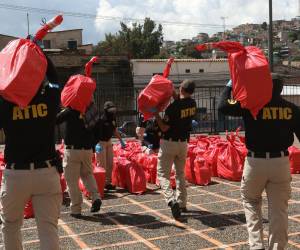 Los 160 fardos que contenían 3,993 kilos de cocaína al llegar a la Agencia Técnica de Investigación Criminal (ATIC).