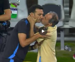 Scaloni reacciona luego de beso con utilero de Argentina