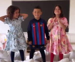 Mateo junto a sus hermanas Eva y Alana Martina.