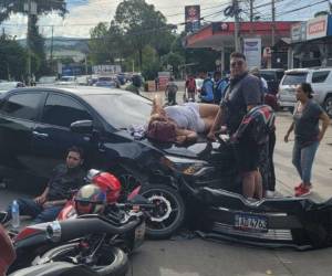 Los jóvenes quedaron malheridos tras el fuerte impacto contra el automotor en el barrio Guanacaste.