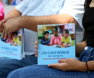 Un total de 16 relatos escritos por diferentes autores que visitaron este proyecto en las montañas de Lempira conforman el libro.