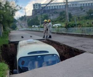 La unidad quedó atrapada en el socavón.