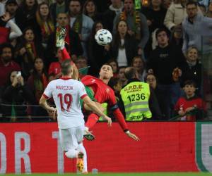 Cristiano Ronaldo anota el gol de chilena durante el partido de fútbol de la Nations League de la UEFA entre Portugal y Polonia.