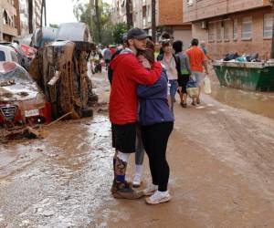 La comunidad de Valencia intenta recuperarse de la peor DANA del siglo en España. Dos personas se abrazan y se consuelan en medio de los trágicos escenarios que ha dejado el fenómeno meteorológico.