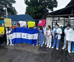 Personal médico del IHSS en San Pedro Sula protesta exigiendo el pago de salarios atrasados, acumulando ya ocho meses sin recibir remuneración.