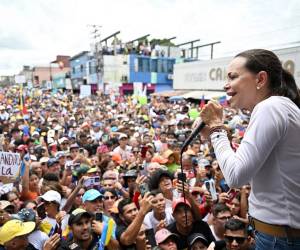El evento, marcado por un fervor popular, destacó la lucha por la libertad y la justicia en Venezuela.