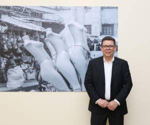 Un hallazgo que preserva el enfoque de Godoy hacia lo abstracto y lo cotidiano en su trabajo fotográfico es la escena de maniquíes en el mercado, resultado de una gira orquestada por el CAC-UNAH.