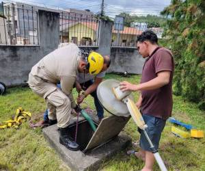 Vecinos y el Cuerpo de Bomberos lograron sacar con cuerdas a los hondureños atrapados.