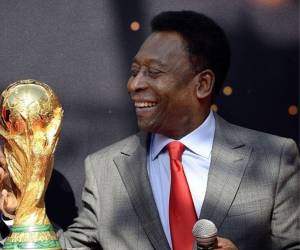 El Rey Pelé observando la Copa Mundial de la FIFA.