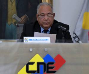 El presidente del Consejo Nacional Electoral (CNE), Elvis Amoroso, habla durante una conferencia de prensa en Caracas el 2 de agosto de 2024.