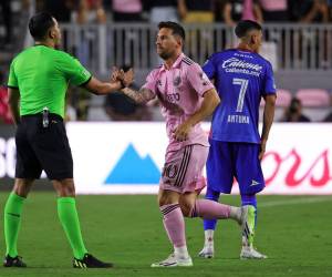 Paradójicamente el primero en darle la bienvenida a la cancha con su nuevo equipo fue el árbitro hondureño Said Martínez.