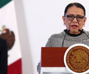 La secretaria de Gobernación, Rosa Icela Rodríguez, y al fondo la presidenta de México, Claudia Sheinbaum.