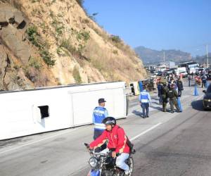 Unos iban hacia una actividad como misioneros y otros a diferentes destinos pero estuvieron a punto de morir tras sufrir un fuerte accidente vial luego del impacto y posterior volcamiento entre dos autobuses tipo ‘rapidito’ en la carretera CA-5, que de Tegucigalpa conduce a la zona norte de Honduras.