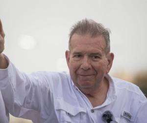 Fotografía de archivo del 24 de julio de 2024 del excandidato opositor de Venezuela, Edmundo González, saludando en un acto de campaña, en Puerto La Cruz, Venezuela.