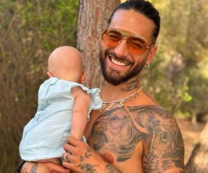 Maluma posó con su hija tras afeitarle la cabeza.