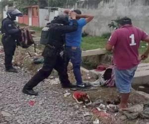 Al menos dos de los individuos fueron sorprendidos extorsionando a migrantes con machetes, exigiéndoles una ‘cuota’ para apoderarse de sus pertenencias.