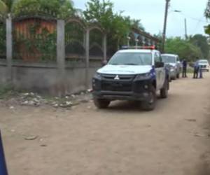 Policías llegaron a la escena del crimen.