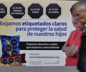 Cartel que promueve el etiquetado nutricional de advertencia en alimentos en Ciudad de México.