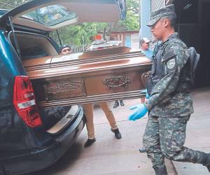 Familiares y compañeros de la carrera militar retiraron los restos mortales de Nehemías Licona de la morgue del Ministerio Público.