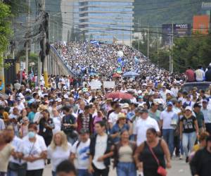 Un nutrido grupo de personas participó en la “Gran Marcha por Honduras” que tuvo la presencia de miembros de sociedad civil afines a la oposición y el Bloque de Oposición Ciudadana (BOC).