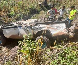 En la lamentable escena del accidente quedaron atrapados los cuerpos de algunas de las víctimas que tuvieron que ser rescatados por otras personas.