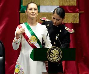 Con un semblante de orgullo, vestida de blanco y con la convicción de guiar por buen porvenir a México, Claudia Sheinbaum fue investida como la primera mandataria mujer del país azteca. A continuación las imágenes.