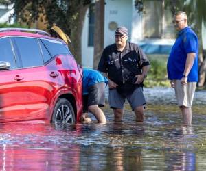 El huracán Milton se ha cobrado al menos la vida de una docena de personas y dejado una senda de destrucción a su paso por Florida. Aquí algunas imágenes.