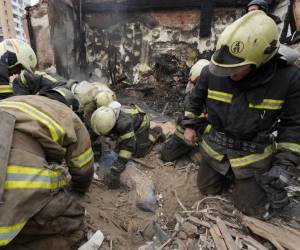 En estos momentos continúan las operaciones de rescate y extinción del incendio.