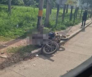 El cuerpo de la víctima quedó junto a la motocicleta volcada sobre la acera tras ser abatido a disparos.