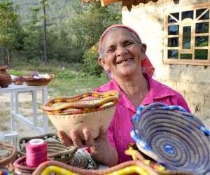 Mujer indígena de Honduras, muestra sus artesanías.