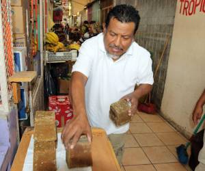 Don Dionisio tiene que vender a 60 lempiras la rapadura de dulce, cuando en septiembre sólo costaba L40 en el mercado Jacaleapa.