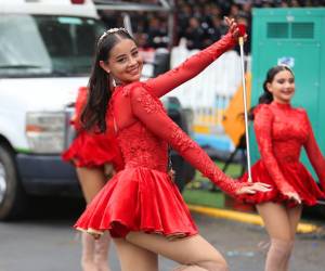 Representando al Instituto Liceo Heiner Reyes, la capitana del cuadro de palillonas, Alessa Villatoro, engalanó con su presencia la entrada el Estadio Nacional “Chelato Ucles”. Luciendo un bello atuendo completamente rojo, la bella estudiante destacó con su presentación en los desfiles patrios 2024.