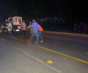 El cuerpo del fallecido quedó tendido en medio de la carretera.