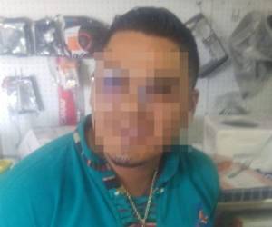 El juez municipal de Santa Rosa de Copán, Bayron René Hernández, fue detenido por la ATIC tras recibir L 100,000 en sobornos para agilizar permisos de operación. Junto a él, el abogado José Carlos Dubón Saldivar fue arrestado por su presunta complicidad en el esquema de corrupción. La FETCCOP presentará cargos de concusión contra el juez y de cohecho contra el abogado, en un esfuerzo por combatir la corrupción en el sistema de justicia.