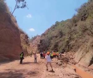 Durante el incidente, varias personas corrieron para resguardarse de la lluvia de piedras provocadas por la explosión.