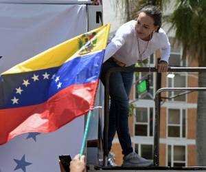 Tras pasar al menos tres días fuera de eventos públicos luego de revelar que pasaba a la clandestinidad por amenazas de muerte en su contra, la líder opositora María Corina Machado asistió a las manifestaciones para rechazar la ratificación de Nicolás Maduro como presidente reelecto de Venezuela. A continuación las imágenes.