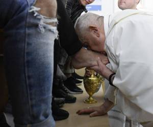 El <b>papa Francisco</b> lavó los pies a doce jóvenes detenidos de una cárcel de menores de Roma.