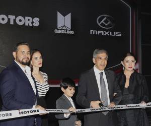 Ricardo J. Jaar, Presidente de iMotors, lidera el corte de cinta inaugural junto a directivos y aliados estratégicos, marcando un nuevo capítulo en la movilidad sostenible de Honduras.