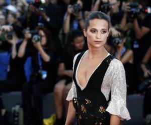 “La última reina”: Vikander desentraña la historia de una sobreviviente.