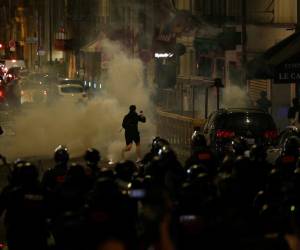 Una cuarta noche de protestas y saqueos que conmocionaron a Francia, crearon preocupación por su impacto económico y obligaron al presidente Emmanuel Macron a posponer una visita a Alemania. Estas son las imágenes de los disturbios.