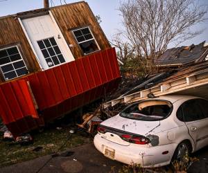 Más de 25 personas han muerto en Misisispi durante el paso de un tornado que ha dejado un rastro de destrucción a lo largo de 160 kilómetros. Estas son las impactantes imágenes.