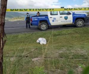 El cuerpo sin vida, aún no identificado, pero según informes preliminares se trata de una menor de 15 años, fue descubierto por agentes de la Policía Nacional quienes de inmediato acordonaron la escena del crimen.