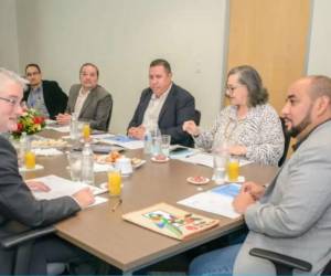 El ministro Daniel Sponda durante la reunión con el embajador de Francia en Honduras, Cédric Prieto y la delegación francesa.