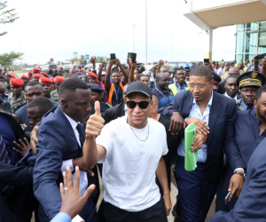 El astro del Paris Saint Germain llegó este jueves al aeropuerto de Yaundé, capital de Camerún, donde fue recibido por cientos de fanáticos.