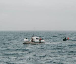 La última fotografía del submarino Titán minutos antes de ser lanzado para su expedición al Titanic.