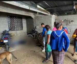 El cuerpo de “Mingo” Medina quedó entre la motocicleta que reparaba y a un lado de sus herramientas de trabajo.