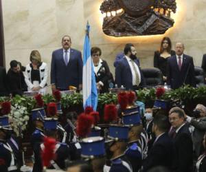 El discurso pregrabado de la presidenta Xiomara Castro, la salida de los diputados del Partido Nacional del hemiciclo y un ambiente tenso debido a los consensos inexistentes para elegir a los 15 magistrados de la CSJ, marcaron la instalación de la segunda legislatura. Estas son las imágenes captadas por el lente de El Heraldo.